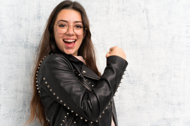 Bir zafer kutluyor grunge duvar üzerinde genç kız