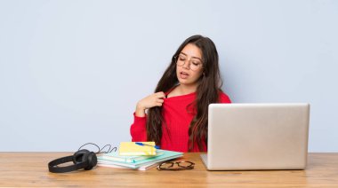 Genç öğrenci kız yorgun ve hasta ifade ile bir masada okuyan