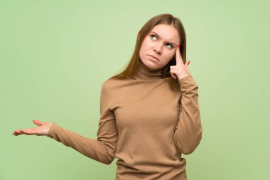 İntihar jesti yapmakta zorlanan balıkçı yaka kazaklı genç bir kadın.