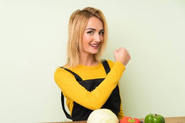 Bir zafer kutluyor sebze çok genç sarışın kadın