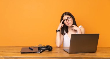 İş kadını şüpheleri ve düşünme bir ofiste