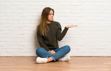 Boşaltmak şüphe ile tutarak katta oturan genç kadın