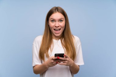 Genç kadın şaşırttı ve ileti gönderme mavi duvarın üzerinden