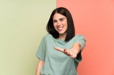 Karantinaya alındıktan sonra duvarda el sıkışan genç kadın.