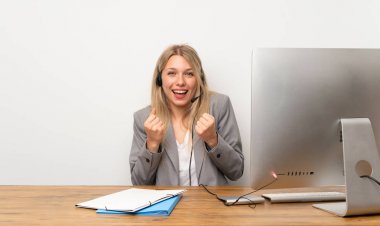 Zaferi kutlayan kulaklıkla çalışan genç kadın