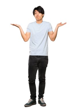 Izole beyaz arka plan üzerinde şüpheler jest yapma mavi gömlekli Asyalı bir adamın tam uzunlukta bir çekim