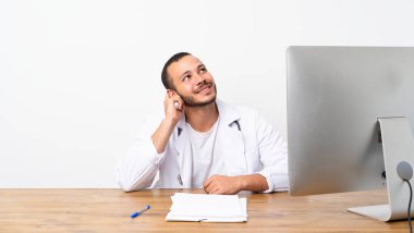 Doktor Kolombiyalı adam bir fikir düşünüyor