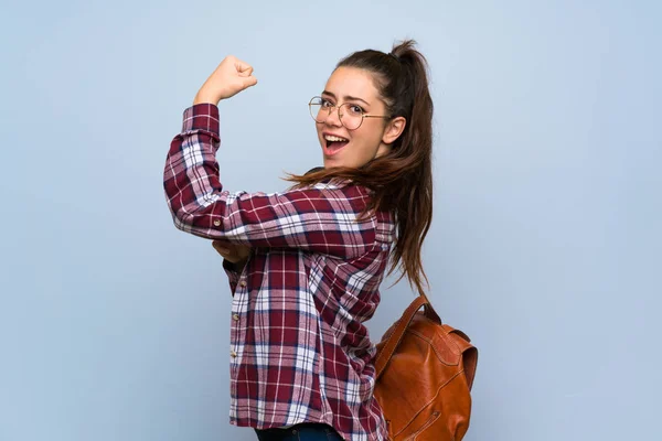 Tiener Student Meisje Geïsoleerde Blauwe Muur Doen Sterke Gebaar — Stockfoto