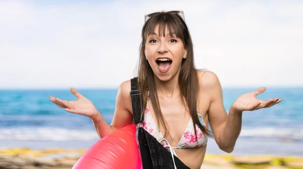 Mujer Joven Bikini Con Expresión Facial Impactada Playa — Foto de Stock