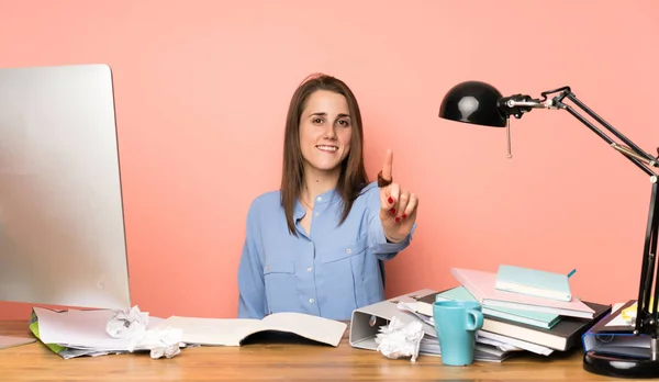 Joven Estudiante Mostrando Levantando Dedo — Foto de Stock