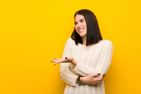 Mujer Joven Sobre Aislada Pared Amarilla Presentando Una Idea Mientras — Foto de Stock