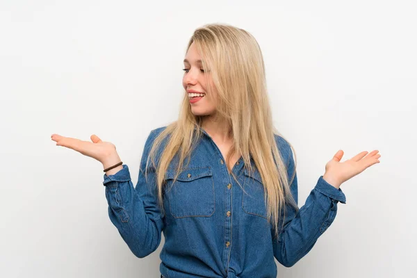 Junge Blonde Frau Über Isolierte Weiße Wand Hält Kopierraum Mit — Stockfoto