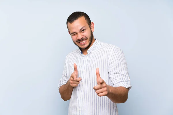 Kolumbijski Człowiek Białym Tle Niebieską Ścianę Skierowaną Przodu Uśmiechnięty — Zdjęcie stockowe