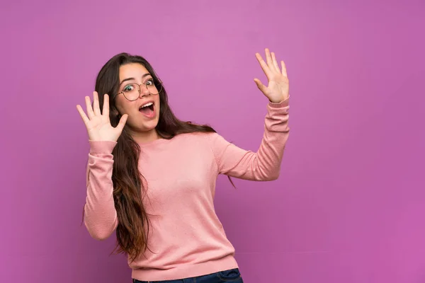 Adolescente Chica Sobre Púrpura Pared Nervioso Asustado — Foto de Stock