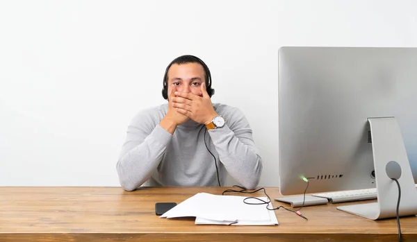 Telemarketer Hombre Colombiano Cubriendo Boca Con Las Manos —  Fotos de Stock