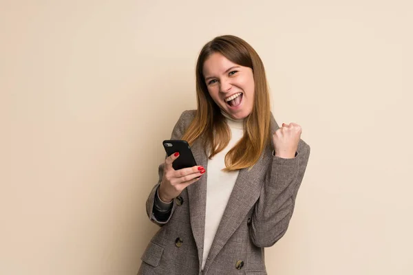 Joven Mujer Negocios Con Teléfono Posición Victoria — Foto de Stock