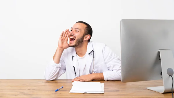 Doktor Colombianska Man Skrika Med Munnen Vidöppen För Den Laterala — Stockfoto