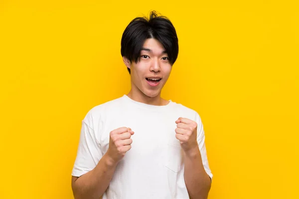 Hombre Asiático Sobre Aislado Muro Amarillo Celebrando Una Victoria Posición — Foto de Stock