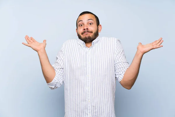 Colombiano Uomo Oltre Isolato Muro Blu Facendo Dubbi Gesto — Foto Stock