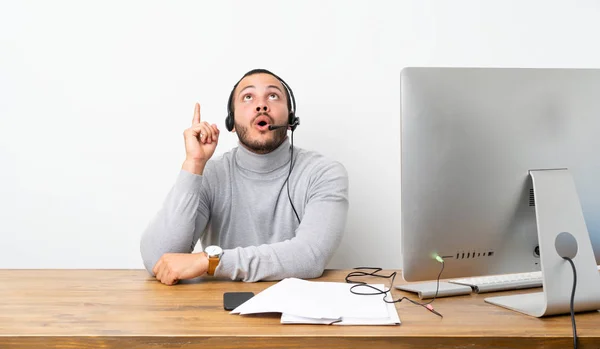 Telemarketer Kolumbijský Muž Ukazující Nahoru Překvapený — Stock fotografie