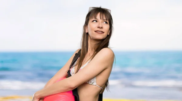 Ung Kvinna Bikini Med Armarna Korsade Och Glada Stranden — Stockfoto