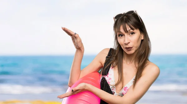 Young Woman Bikini Holding Copyspace Insert Beach — 스톡 사진