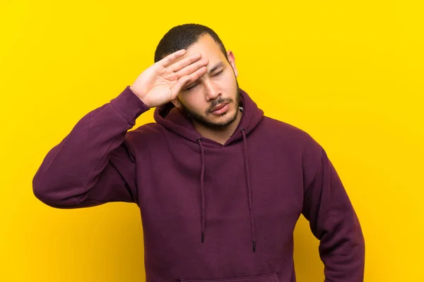 Uomo Colombiano Con Felpa Sopra Muro Giallo Con Espressione Stanca — Foto Stock