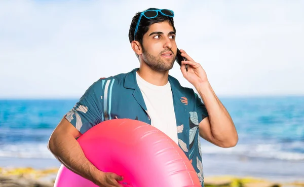 Άνθρωπος Μαγιό Κρατώντας Μια Συνομιλία Κινητό Τηλέφωνο Στην Παραλία — Φωτογραφία Αρχείου