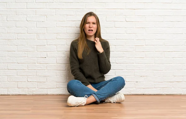 Młoda Kobieta Siedzi Podłodze Wyrażenie Zmęczony Chory — Zdjęcie stockowe