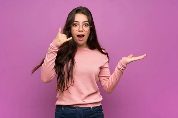 Menina Adolescente Sobre Parede Roxa Fazendo Gesto Telefone Duvidar — Fotografia de Stock