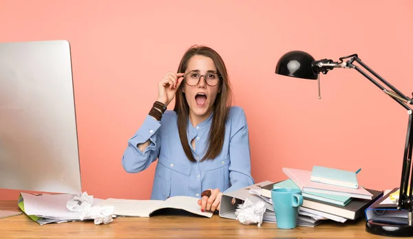 Joven Estudiante Con Gafas Sorprendida — Foto de Stock