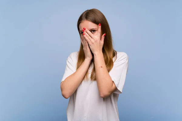 Mujer Joven Sobre Pared Azul Cubriendo Los Ojos Con Las — Foto de Stock