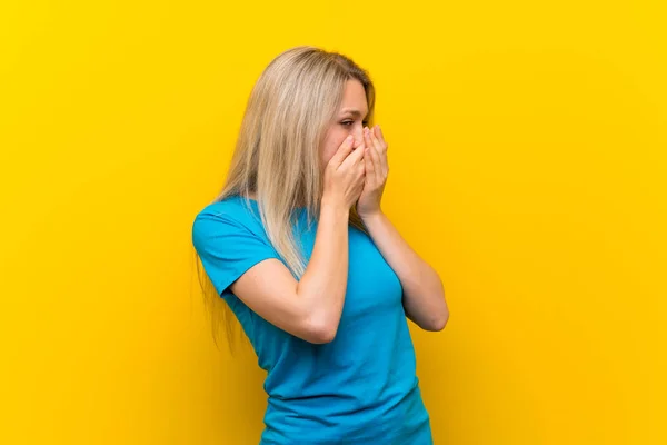 Jonge Blonde Vrouw Geïsoleerde Gele Achtergrond Bedekking Mond Kijken Naar — Stockfoto