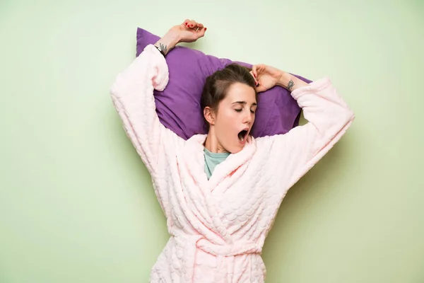 Mujer Joven Pijama Bostezando — Foto de Stock