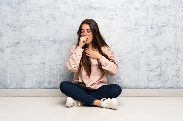 Teenager Studentin Die Einem Tisch Studiert Leidet Unter Husten Und — Stockfoto