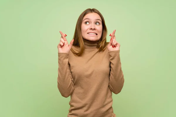 Jonge Vrouw Met Coltrui Met Vingers Kruisen Wensen Beste — Stockfoto