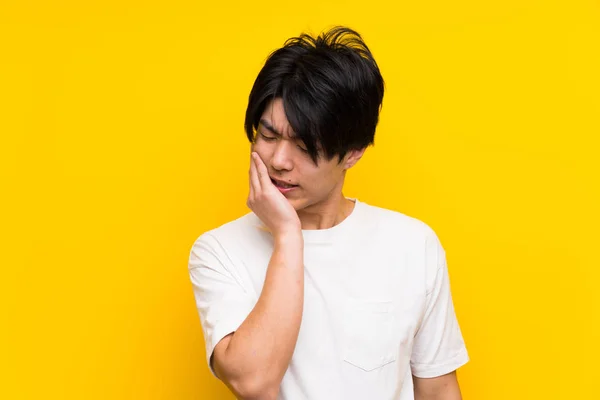 Asiático Hombre Sobre Aislado Amarillo Pared Con Dolor Muelas — Foto de Stock