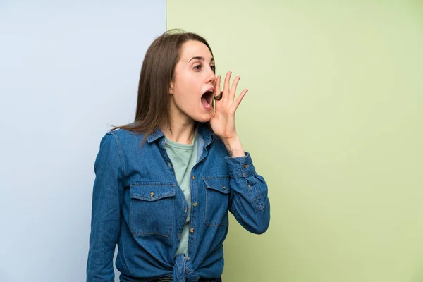 Νεαρή Γυναίκα Πάνω Από Πολύχρωμο Φόντο Φωνάζοντας Στόμα Ορθάνοιχτο — Φωτογραφία Αρχείου