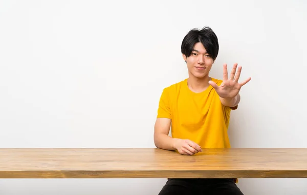 Aziatische Man Met Gele Shirt Tellen Vijf Met Vingers — Stockfoto