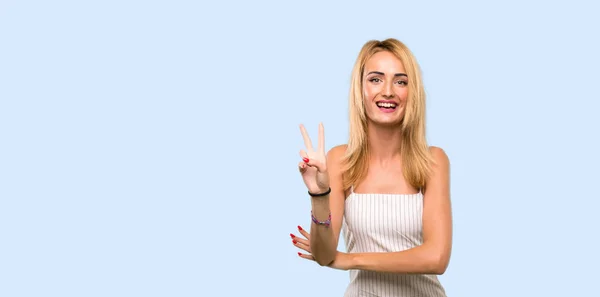 Junge Blonde Frau Lächelt Und Zeigt Siegeszeichen Vor Isoliertem Blauen — Stockfoto