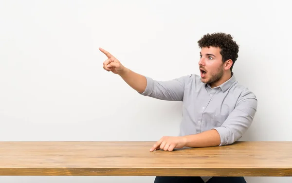 Jeune Homme Avec Une Table Pointant Loin — Photo