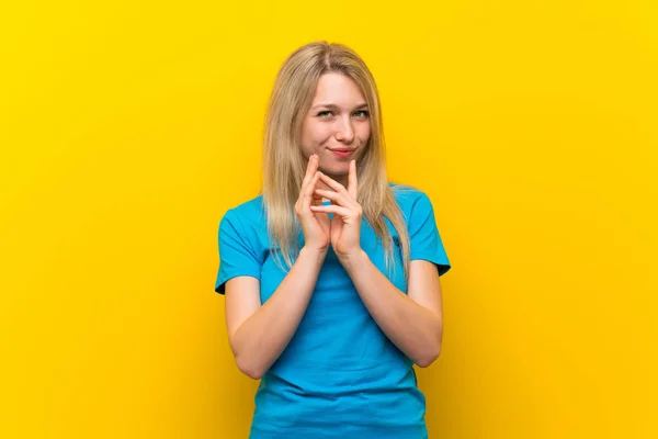 Jonge Blonde Vrouw Geïsoleerde Gele Achtergrond Plannen Iets — Stockfoto