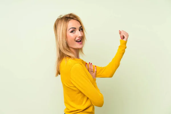 Giovane Donna Bionda Sfondo Verde Isolato Facendo Gesto Forte — Foto Stock