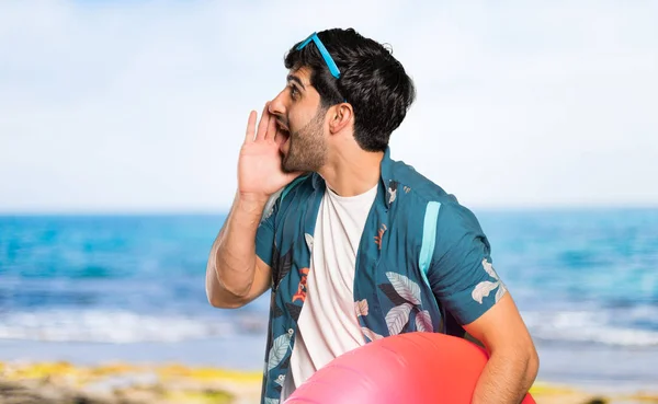 Homme Malles Criant Avec Bouche Grande Ouverte Sur Côté Plage — Photo