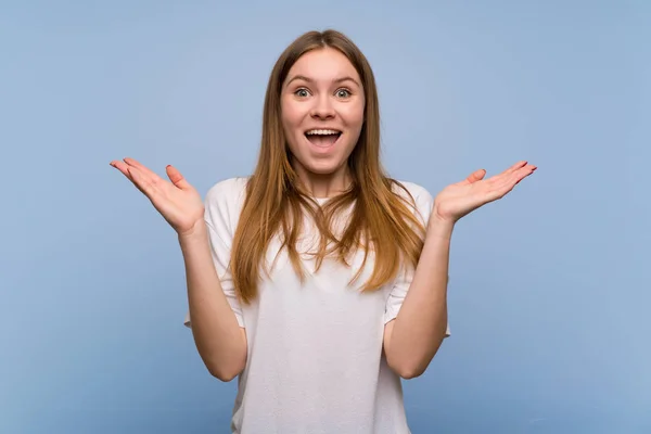 Young Woman Blue Wall Surprise Shocked Facial Expression — Stock Photo, Image