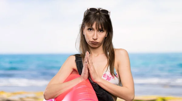 Молода Жінка Бікіні Тримає Долоню Разом Людина Просить Щось Пляжі — стокове фото