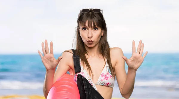 Young Woman Bikini Counting Ten Fingers Beach — 스톡 사진