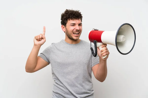 Man Met Krullend Haar Geïsoleerde Muur Schreeuwen Door Een Megafone — Stockfoto