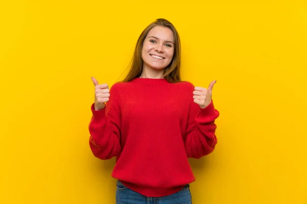 Mujer Joven Sobre Pared Amarilla Con Los Pulgares Hacia Arriba —  Fotos de Stock