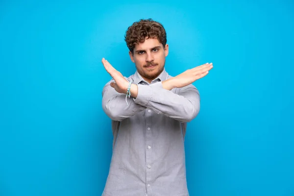 Homem Loiro Sobre Parede Azul Fazendo Nenhum Gesto — Fotografia de Stock